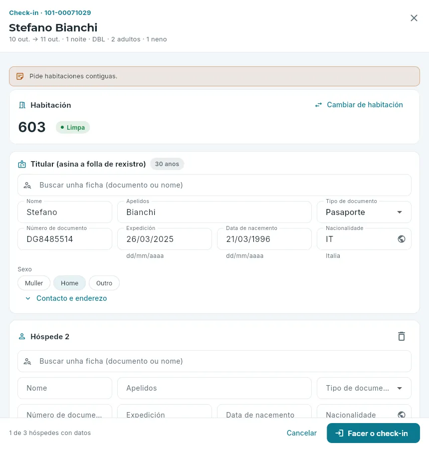 O check-in dunha reserva de dous adultos e un neno.