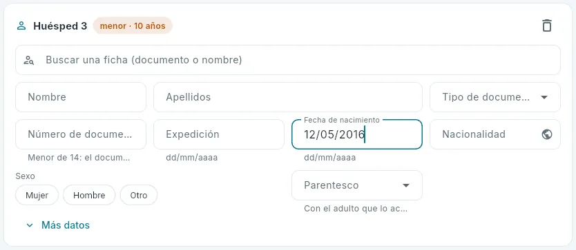 Un menor: con la fecha de nacimiento, el formulario pide el parentesco.