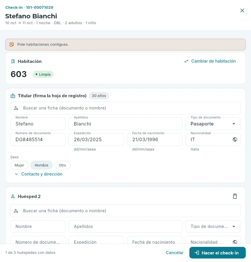 El check-in de una reserva de dos adultos y un niño.