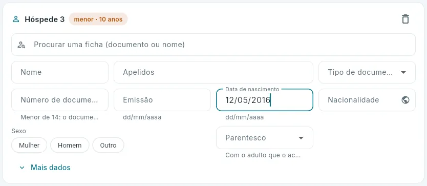 Um menor: com a data de nascimento, o formulário pede o parentesco.
