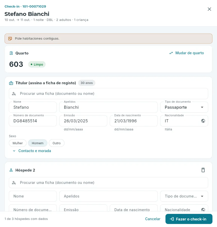 O check-in de uma reserva de dois adultos e uma criança.