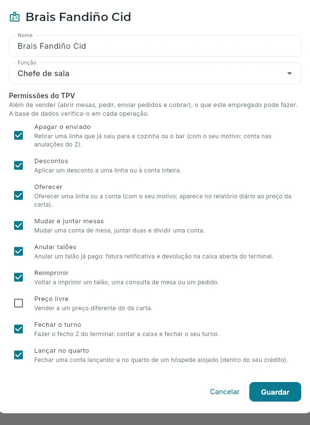 Um empregado de mesa: o seu posto e as permissões do TPV.